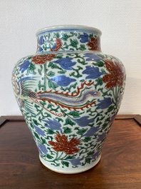 Vase en porcelaine de Chine wucai &agrave; d&eacute;cor de ph&eacute;nix et de pivoines, &eacute;poque Transition