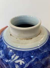Een Chinese blauw-witte Hatcher-type dekselvaas, Shunzhi