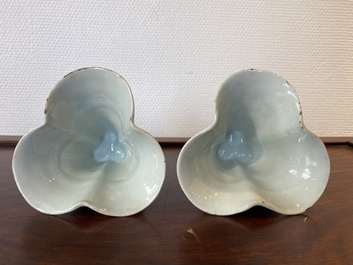 Paire de gobelets ajour&eacute;s et &agrave; double parois en porcelaine de Chine en bleu et blanc &agrave; d&eacute;cor de rinceaux de lotus de style Ming, Qianlong