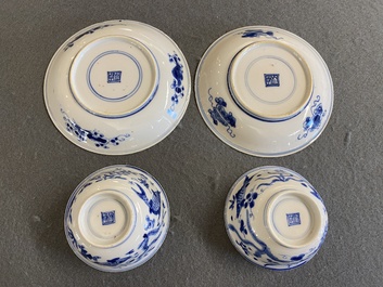Een paar Chinese blauw-witte koppen en schotels met karpers, Kangxi