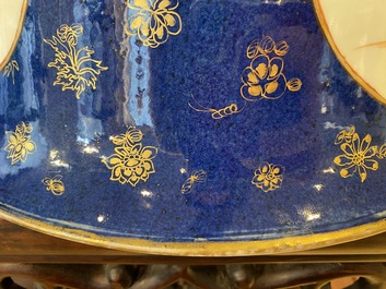 Een grote Chinese poederblauwe kom met ijzerrode medaillons met decor van de 'acht onsterfelijken', 19e eeuw