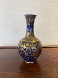 Een Chinese monochrome blauwe flesvormige vaas met verguld drakendecor, Qianlong merk, 19e eeuw