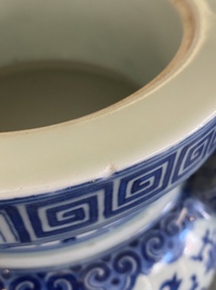Een Chinese blauw-witte driepotige wierookbrander, Daoguang merk en periode
