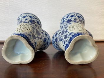 Paire de gobelets ajour&eacute;s et &agrave; double parois en porcelaine de Chine en bleu et blanc &agrave; d&eacute;cor de rinceaux de lotus de style Ming, Qianlong