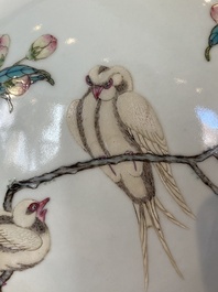 Vase de forme 'bianhu' en porcelaine de Chine famille rose &agrave; d&eacute;cor d'oiseaux parmi des branches fleuries, marque de Yongzheng, 20&egrave;me