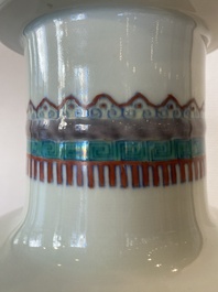 Vase de forme rouleau en porcelaine de Chine doucai &agrave; d&eacute;cor des 'dix-huit Luohan', 19/20&egrave;me
