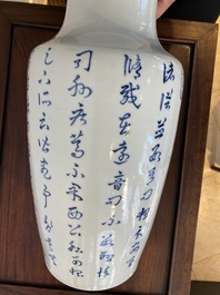 Vase en porcelaine de Chine en bleu et blanc &agrave; d&eacute;cor d'un cerf et d'une grue, marque de Tao Cheng Tang 陶成堂, 18/19&egrave;me