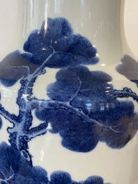 Vase en porcelaine de Chine en bleu et blanc &agrave; d&eacute;cor d'un cerf et d'une grue, marque de Tao Cheng Tang 陶成堂, 18/19&egrave;me