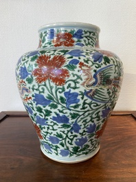 Vase en porcelaine de Chine wucai &agrave; d&eacute;cor de ph&eacute;nix et de pivoines, &eacute;poque Transition