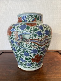 Vase en porcelaine de Chine wucai &agrave; d&eacute;cor de ph&eacute;nix et de pivoines, &eacute;poque Transition