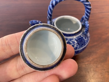 Th&eacute;i&egrave;re couverte en porcelaine de Chine en bleu et blanc au bec en forme de ph&eacute;nix, marque de Xuande, probablement Qing