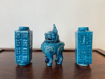 Une paire de vases cong en porcelaine de Chine en turquoise monochrome et un br&ucirc;le-parfum en forme de luduan, 19/20&egrave;me