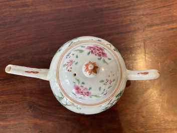 Th&eacute;i&egrave;re couverte en porcelaine de Chine famille rose &agrave; d&eacute;cor d'une dame et un enfant dans un jardin, Qianlong