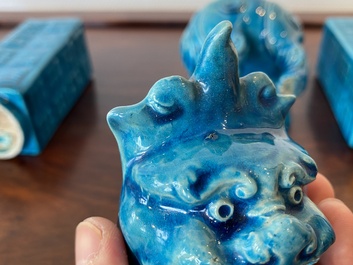 Une paire de vases cong en porcelaine de Chine en turquoise monochrome et un br&ucirc;le-parfum en forme de luduan, 19/20&egrave;me