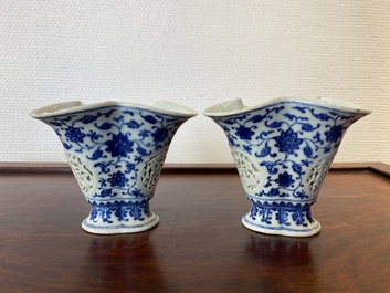 Paire de gobelets ajour&eacute;s et &agrave; double parois en porcelaine de Chine en bleu et blanc &agrave; d&eacute;cor de rinceaux de lotus de style Ming, Qianlong