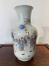 Vase en porcelaine de Chine famille rose &agrave; d&eacute;cor narratif, marque de Tongzhi, 19/20&egrave;me