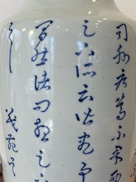 Vase en porcelaine de Chine en bleu et blanc &agrave; d&eacute;cor d'un cerf et d'une grue, marque de Tao Cheng Tang 陶成堂, 18/19&egrave;me