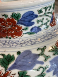 Vase en porcelaine de Chine wucai &agrave; d&eacute;cor de ph&eacute;nix et de pivoines, &eacute;poque Transition