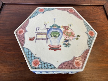 Een zeldzame Chinese hexagonale famille rose sokkel met decor van antiquiteiten, Yongzheng