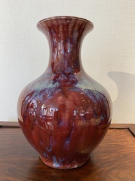 Een grote Chinese vaas met flamb&eacute;-glazuur, 18/19e eeuw