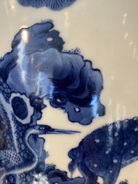 Vase en porcelaine de Chine en bleu et blanc &agrave; d&eacute;cor d'un cerf et d'une grue, marque de Tao Cheng Tang 陶成堂, 18/19&egrave;me