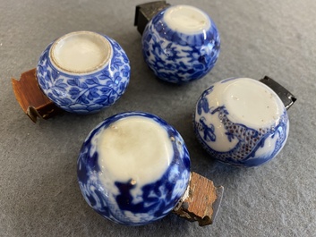 Vier Chinese blauw-witte en koperrode vogelvoederbakjes, 19e eeuw