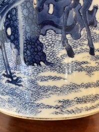 Vase en porcelaine de Chine en bleu et blanc &agrave; d&eacute;cor d'un cerf et d'une grue, marque de Tao Cheng Tang 陶成堂, 18/19&egrave;me