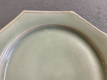 Een Chinees octagonaal Longquan celadon bord, wellicht Ming