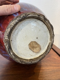 Een grote Chinese vaas met flamb&eacute;-glazuur, 18/19e eeuw