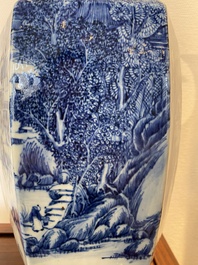 Een paar Chinese zeshoekige blauw-witte vazen met berglandschappen, 19e eeuw