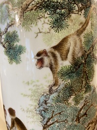 Vase de forme rouleau en porcelaine de Chine &agrave; d&eacute;cor de singes, sign&eacute; Bi Yuanming 畢淵明, dat&eacute; 1956