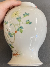 Quatre vases en porcelaine de Chine famille rose, 19/20&egrave;me