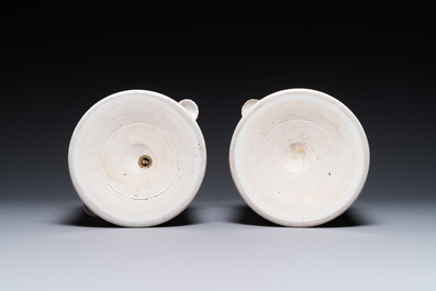 Paire de rafra&icirc;chissoirs en porcelaine de Chine famille rose &agrave; d&eacute;cor 'Pompadour', Qianlong