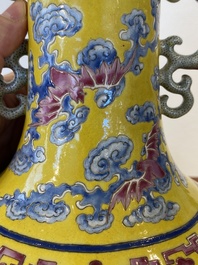 Een Chinese flesvormige famille rose 'negen perziken' vaas met gele fondkleur, Jiaqing