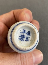 Een Chinese blauw-witte en koperrode snuiffles met een draak, Yongzheng merk, 19e eeuw