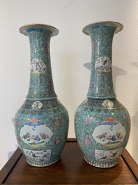 Een paar Chinese flesvormige famille rose vazen met turquoise fondkleur, 19e eeuw