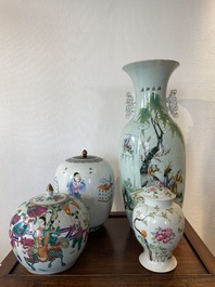 Quatre vases en porcelaine de Chine famille rose, 19/20&egrave;me