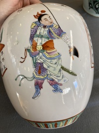 Quatre vases en porcelaine de Chine famille rose, 19/20&egrave;me