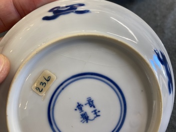 Six soucoupes et cinq tasses en porcelaine de Chine en bleu et blanc, marque Qi Yu Tang Zhi 奇玉堂製 , Kangxi