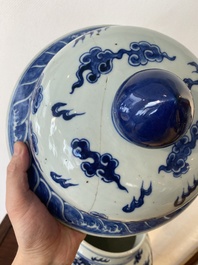 Grand vase couvert en porcelaine de Chine en bleu et blanc &agrave; d&eacute;cor de dragons, 19&egrave;me