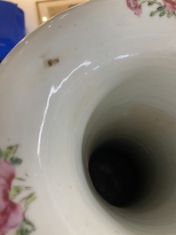 Paire de vases en porcelaine de Chine famille rose &agrave; fond turquoise, 19&egrave;me