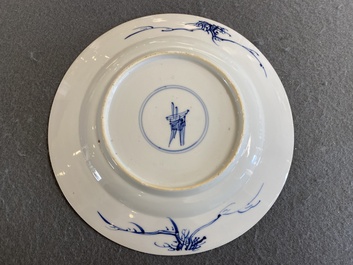 Assiette en porcelaine de Chine en bleu et blanc &agrave; d&eacute;cor des 'Huit chevaux de Mu Wang', Kangxi