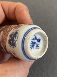 Een Chinese blauw-witte en koperrode snuiffles met een draak, Yongzheng merk, 19e eeuw