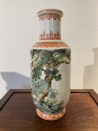 Vase de forme rouleau en porcelaine de Chine &agrave; d&eacute;cor de singes, sign&eacute; Bi Yuanming 畢淵明, dat&eacute; 1956