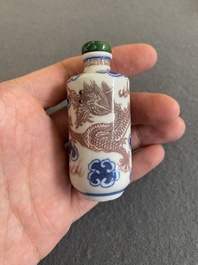Tabati&egrave;re en porcelaine de Chine en bleu, blanc et rouge de cuivre &agrave; d&eacute;cor d'un dragon, marque de Yongzheng, 19&egrave;me