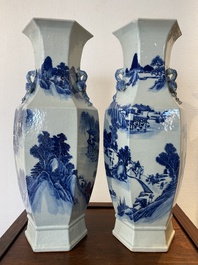 Paire de vases de forme hexagonale en porcelaine de Chine en bleu et blanc &agrave; d&eacute;cor de paysages montagneux, 19&egrave;me