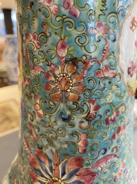 Paire de vases en porcelaine de Chine famille rose &agrave; fond turquoise, 19&egrave;me