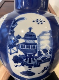 Een Chinese poederblauwe vaas met decor van antiquiteiten, Kangxi