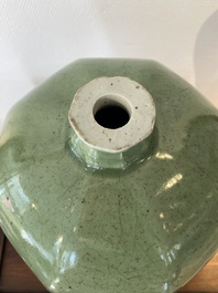 Een grote Chinese celadon-geglazuurde octagonale 'meiping' vaas, 18/19e eeuw