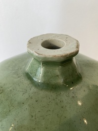 Een grote Chinese celadon-geglazuurde octagonale 'meiping' vaas, 18/19e eeuw